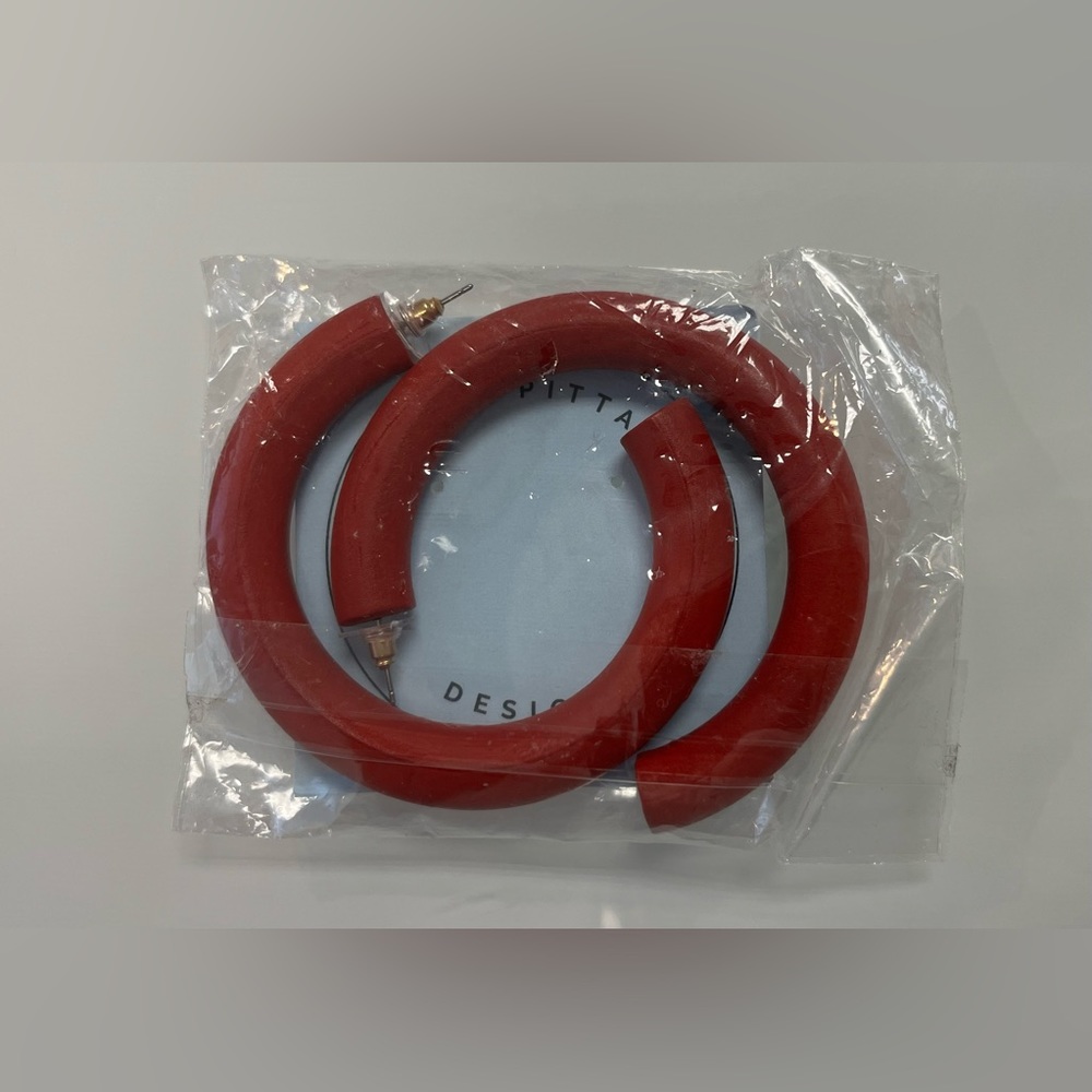 NWT Betsy Pittard Designs Patton 2.5" Hoop Statement Earrings in Red - Picture 3 of 3